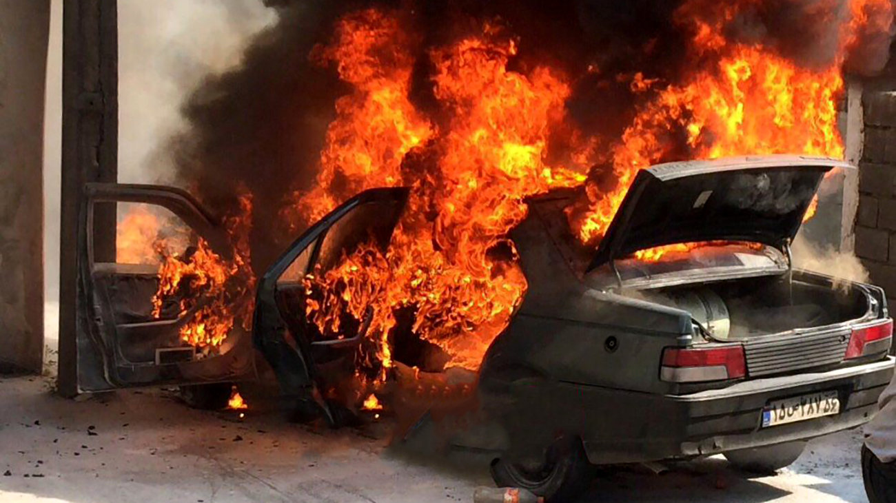 ببینید / لحظه انفجار وحشتناک پژو ۴۰۵ در تهران / در اتوبان یاسینی رخ داد + فیلم شوک آور