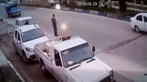 فیلم لحظه برخورد دلخراش نیسان به عابر پیاده در متل قو