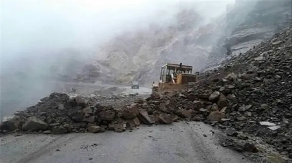 بسته شدن جاده پل‌دختر به علت ریزش کوه
