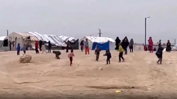 تهدید خبرنگار زن توسط پسر بچه های داعشی/ سر بی حجابت را از تن جدا می کنیم  + فیلم 