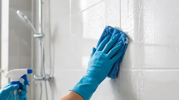ساده ترین و کاربردی ترین راهکارهای تمیز کردن کاشی حمام / چطور کاشی ها را مثل روز اول برق بیندازیم؟