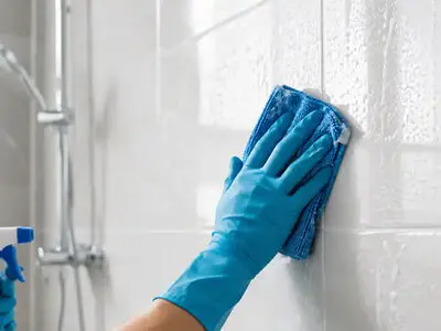 ساده ترین و کاربردی ترین راهکارهای تمیز کردن کاشی حمام / چطور کاشی ها را مثل روز اول برق بیندازیم؟