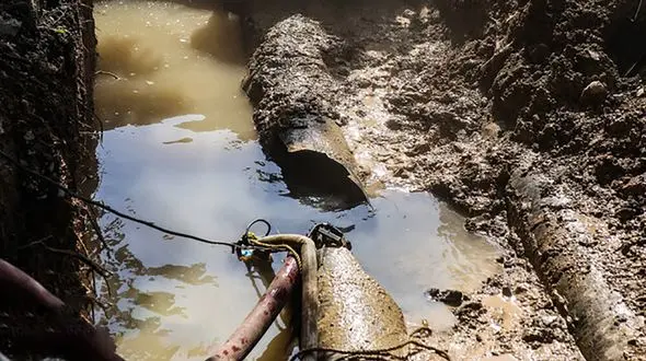 فیلم لحظه ترکیدن خط لوله سوخت در شمس تبریزی / گازوئیل خیابان‌ها را فرا گرفت