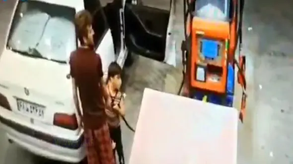 صحنه انفجار آتشین پژو پارس در پمپ بنزین گلستان + فیلم