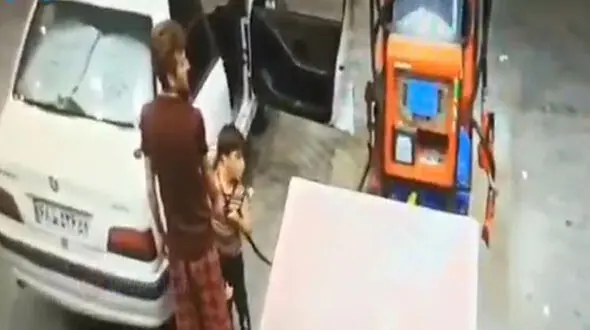 صحنه انفجار آتشین پژو پارس در پمپ بنزین گلستان + فیلم