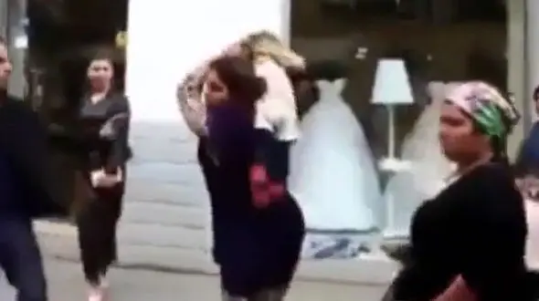 زن عصبانی از کودک خردسالش به جای چماق استفاده کرد! + فیلم لحظه باورنکردنی