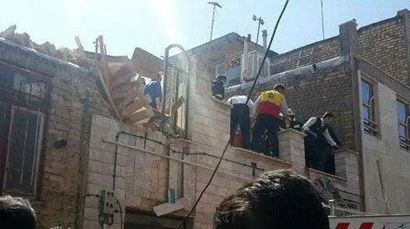 فوری / انفجار خانه ای در اراک بامواد محترقه / چند نفر زیر آوار مانده اند + عکس