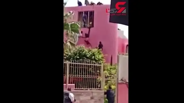 پلیسی که با دسته جارو به جان سارق آویزان افتاد +فیلم