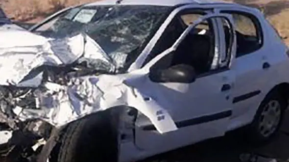 واژگونی پژو در اثر برخورد با توسان / در لار رخ داد 