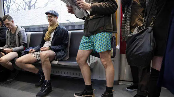 این مردان بدون شلوار در مترو چه کار می کردند؟+ تصاویر
