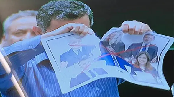 نماینده تهران در مجلس تصاویر سران اروپایی را به سطل آشغال ریخت