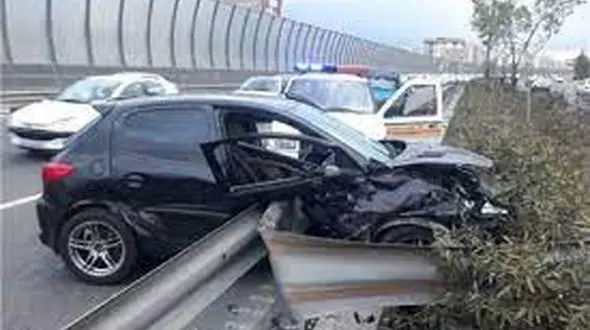  برخورد هولناک خودرو با گاردریل و درختان حاشیه اتوبان