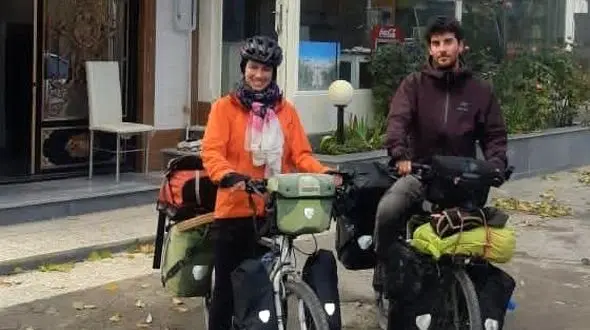 زوج دوچرخه سوار آرژانتینی به هشترود رسیدند / هموطنان مسی جام جهانی را در ایران می بینند