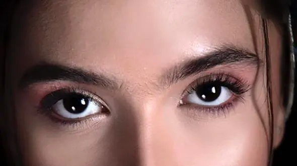 صاحب این چشمان زیبا کیست ؟! / بعد از طلاق پدر و مادرش مدل شد ! + عکس خانوادگی