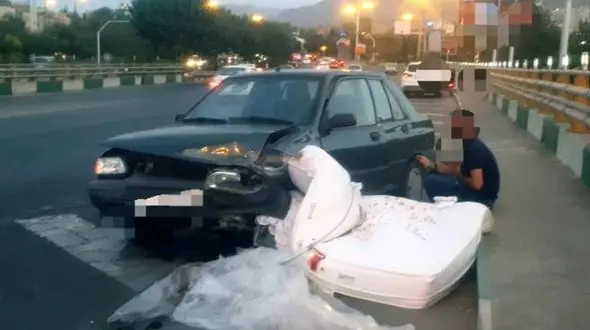 تصادف با تشک در بزرگراه همت / پراید مچاله شد + عکس
