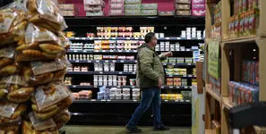 دولت ترامپ موظف شد میلیاردها دلار از بودجهٔ برنامه کمک تغذیه تکمیلی (SNAP) را آزاد کند