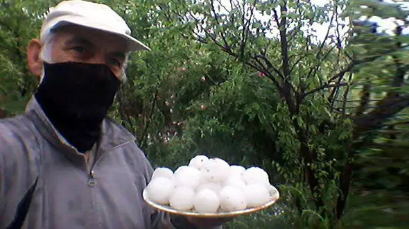 عکس عجیب / بارش تگرگ تخم مرغی در لرستان