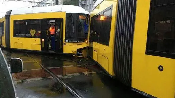 27 زخمی در حادثه برخورد دو تراموا در برلین + عکس 