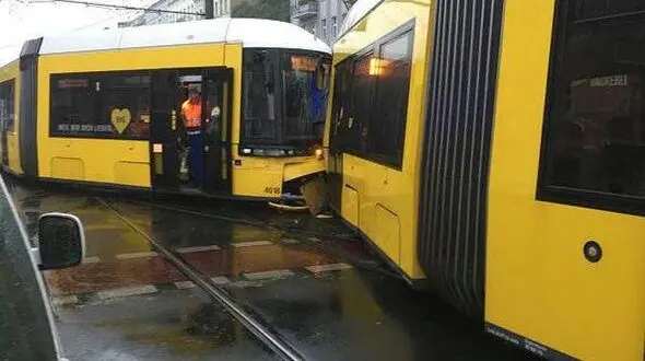 27 زخمی در حادثه برخورد دو تراموا در برلین + عکس 