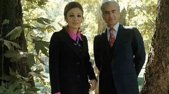 عکس سفر در زمان /  فرح دیبا چهار زانو بر سر مزار محمدرضا پهلوی در غربت 