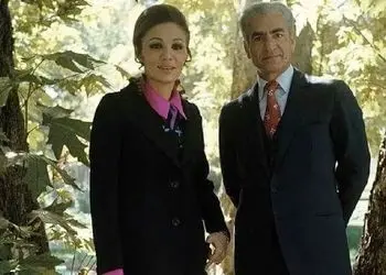 عکس سفر در زمان /  فرح دیبا چهار زانو بر سر مزار محمدرضا پهلوی در غربت 