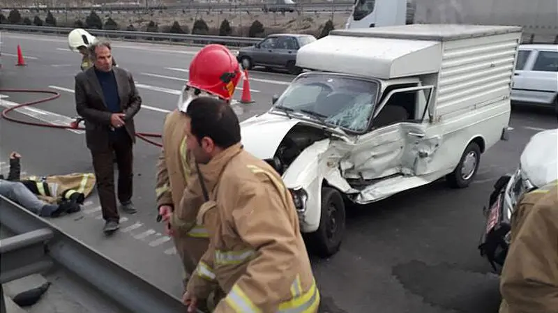 جاری شدن گازوئیل در بزرگراه آزادگان حادثه آفرید 