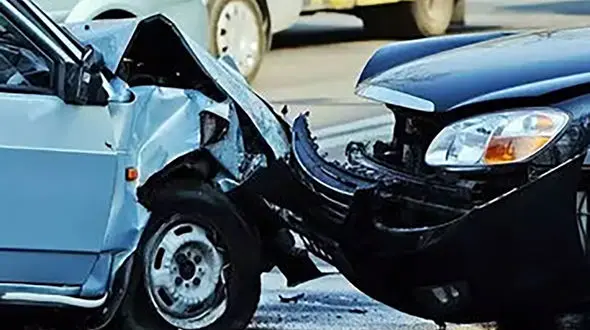 ببینید / شاخ به شاخ شدن دو خودرو از زاویه دید سرنشینان + فیلم عجیب