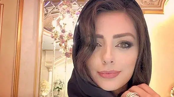 نفیسه روشن با خودرو ست کرد