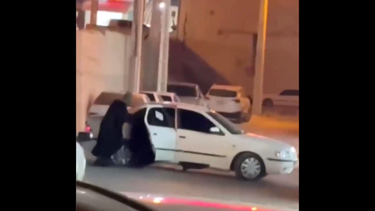 فلیم لحظه فرار ۵ سارق با لباس‌زنانه از طلافروشی در قشم