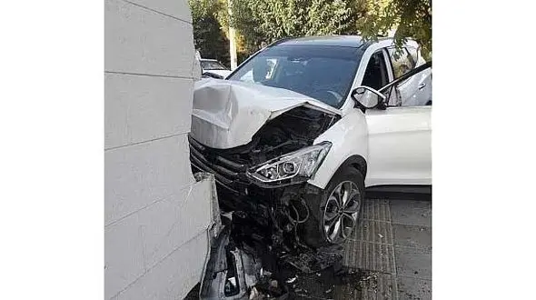 عکس های  له شدن سانتافه در برخورد با دیوار / در تهران رخ داد 