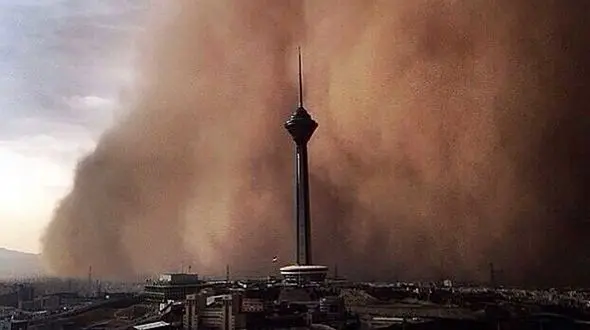 فیلم محو شدن برج میلاد در طوفان