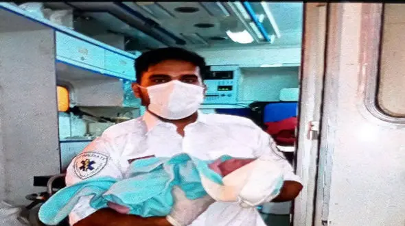 مادر آبادانی با کمک اورژانس در خانه زایمان کرد + عکس