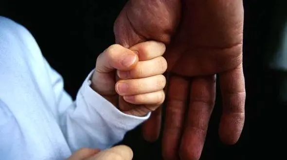 ببینید این زن خدمتکار چه بلای غیراخلاقی ای سر پسر 4ساله آورده است