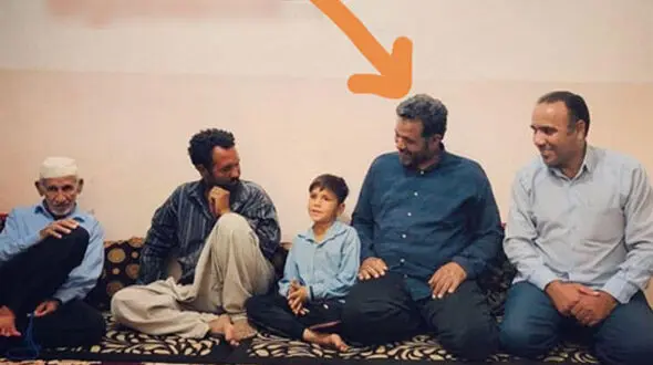 
دلجویی ضارب کودک افغان از او و خانواده‌اش +عکس
