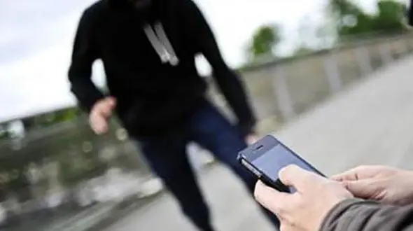 فیلم صحنه زورگیری فوق خشن از زنی در کرمانشاه ! / تلفن همراش را بردند ! 