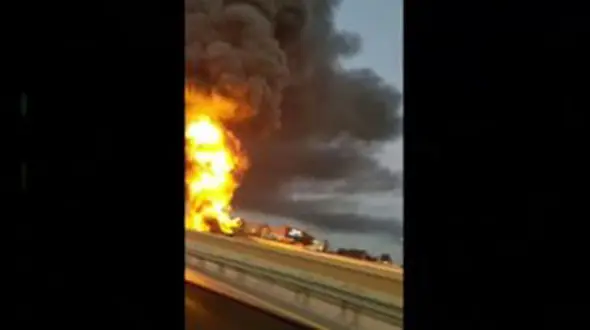 فیلم هولناک از تصادف تانکر سوخت با کامیون حمل زباله / همه جا را دود گرفته بود