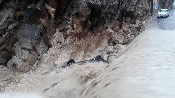 سیلاب در شهرستان لنده یک خودرو را با خود برد 