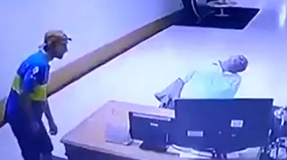 فیلم عجیب ترین خواب یک نگهبان / دزد از روی میزش سرقت کرد! / برزیل