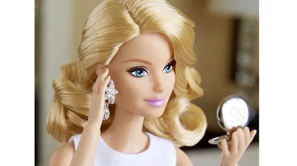 این خانم بازیگر لقب زیباترین باربی را دارد / او کیست؟