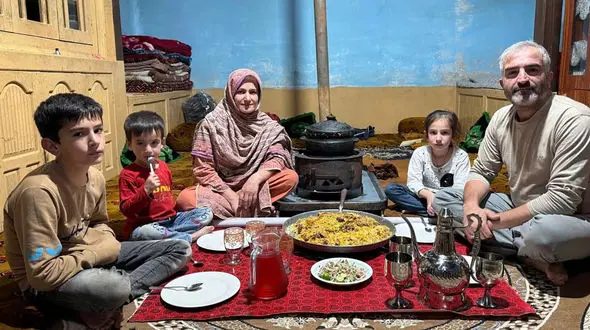 غذای روستایی ایران؛ طرز تهیه خورشت کاری مرغ روی اجاق سنتی