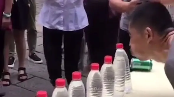 رکورد فوت کردن این مرد را ببینید / فیلم