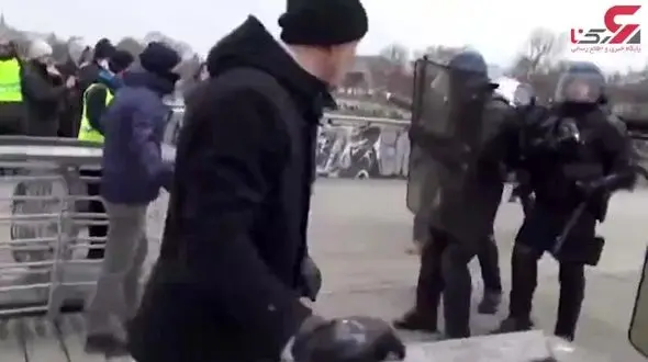 بوکسور خشمگین یک لحظه هم مامور پلیس را رها نکرد+ فیلم