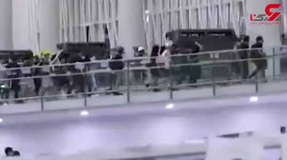 درگیری پلیس با معترضان لیزری در فرودگاه هنگ کنگ + فیلم 