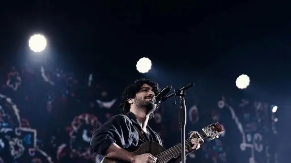 فیلم آواز باشکوه/ همخوانی پرشور و احساسی مردم تبریز با عرفان طهماسبی در کنسرت/ تو رفتی دگر ماه و آئینه خداحافظ بغض تو سینه خداحافظ...