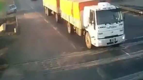 برخورد وحشتناک قطار با کامیون