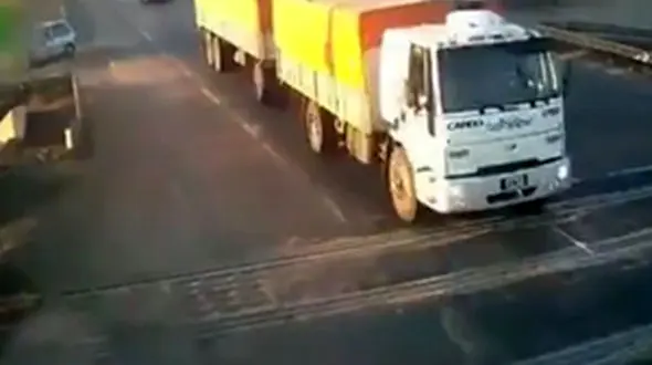 برخورد وحشتناک قطار با کامیون