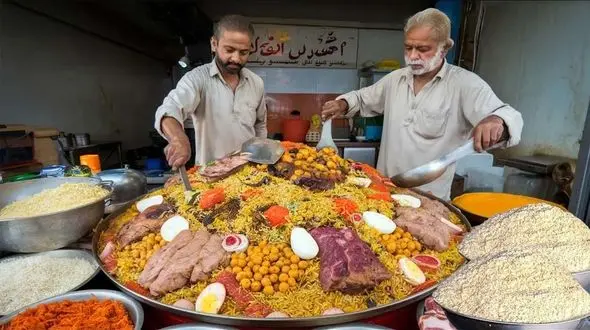 (ویدئو) غذای خیابانی در افغانستان؛ پخت 200 کیلو کابلی پلو در کابل