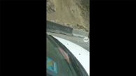 فیلم عجیب از ریزش سنگ عظیم در جاده هراز / مسیر را بست