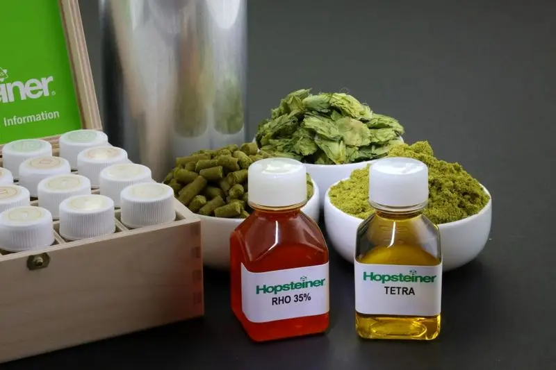 مهم‌ترین نوآوری در این بخش؛ تولید «عصاره‌های رازک پایدار در برابر نور» بود. مهندسان شیمی با اصلاح ساختار ایزوآلفااسیدها و ایجاد ترکیباتی مانند رو-ایزوآلفااسیدها (RIAA)، رازک‌هایی ساختند که دیگر به واکنش فتوشیمیایی حساس نیستند.