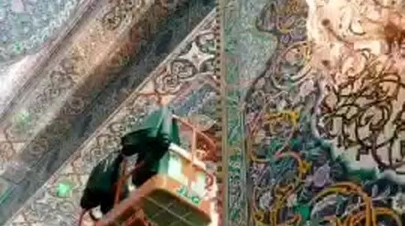 ببینید / تصاویری از آماده‌سازی و سیاه‌پوش کردن حرم امام حسین(ع)+ فیلم